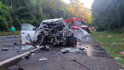 Motorista morre em batida frontal entre carro e carreta na BR-153