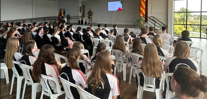 Alunos de Iporã do Oeste recebem palestra sobre prevenção às drogas