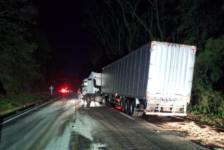 Motorista de carreta foge após causar acidente na SC-157