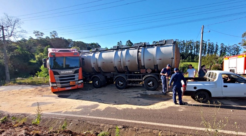 Caminhão carregado com combustível fica em 'L' e interdita rodovia entre SMO e Bandeirante