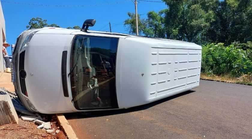 Trator agrícola colide em veículo estacionado