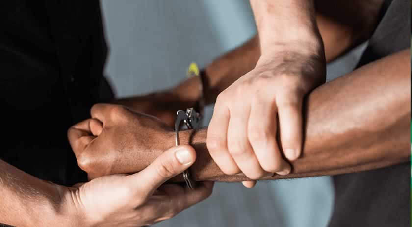 Mãe e namorado são condenados por estupro de vulnerável contra as filhas dela, no Extremo-oeste  