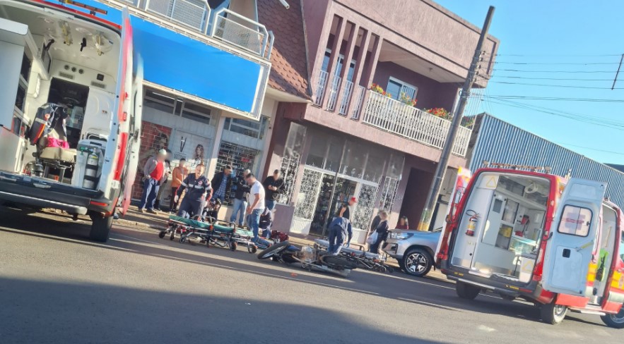Jovens ficam feridos em batida entre moto e ônibus