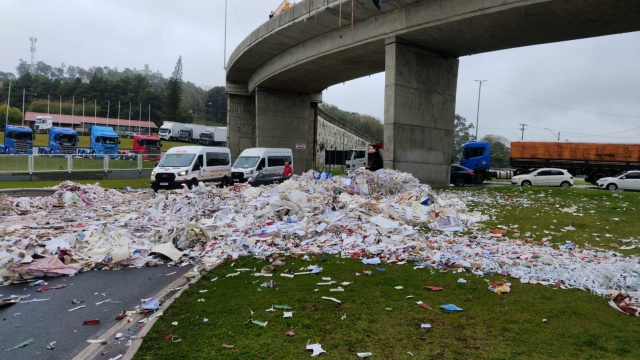 Carreta tomba sobre elevado entre BRs 282 e 480 em Chapecó e interdita trânsito