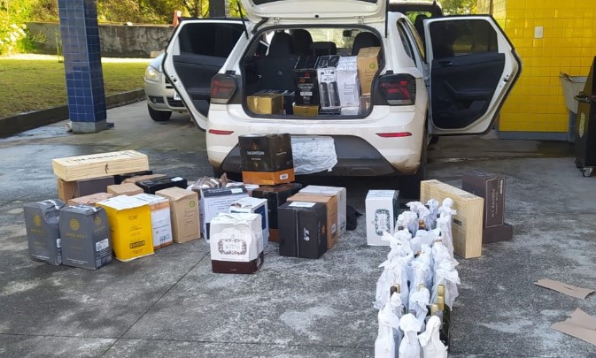 Mais de 400 garrafas de vinho trazidas ilegalmente da Argentina são apreendidas