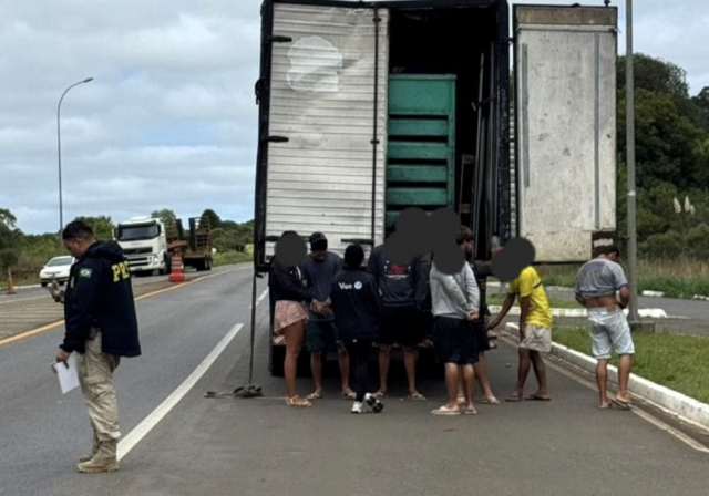 PRF flagra trabalhadores em baú de caminhão na BR-282; um era procurado por estupro de vulnerável