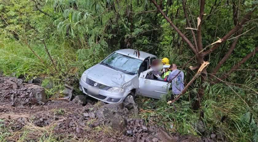 Mulher é socorrida após acidente de trânsito na BR 282