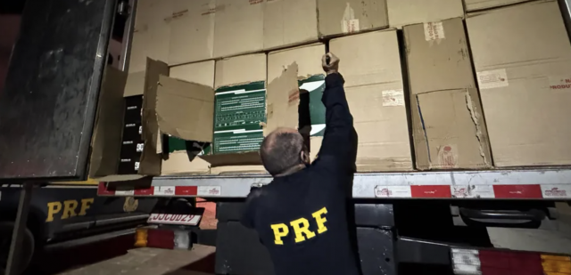 PRF apreende 15 mil pares de calçados falsificados com destino a São Miguel do Oeste