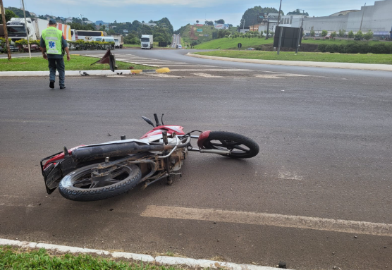 Colisão contra uma placa deixa motociclista ferida