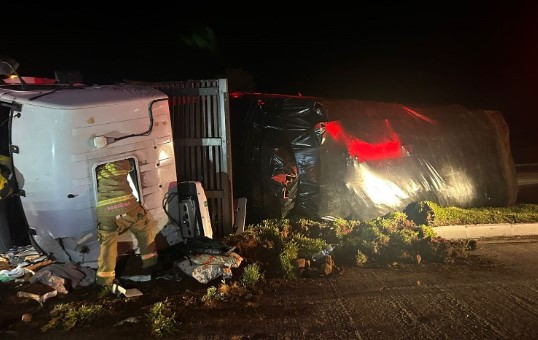 Tombamento de caminhão deixa vítima presa nas ferragens
