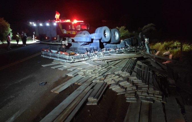 Caminhão tomba na SC 159 e espalha carga de tábuas