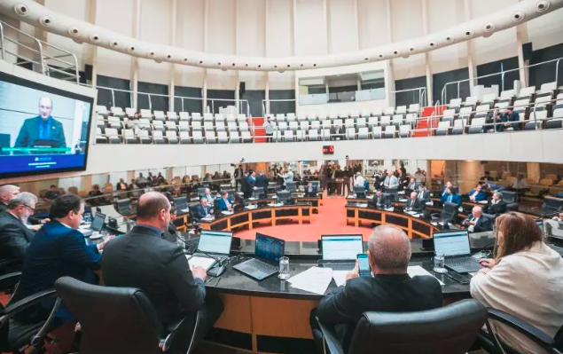 Deputados estaduais de SC ganham direito de ter policial militar como segurança particular