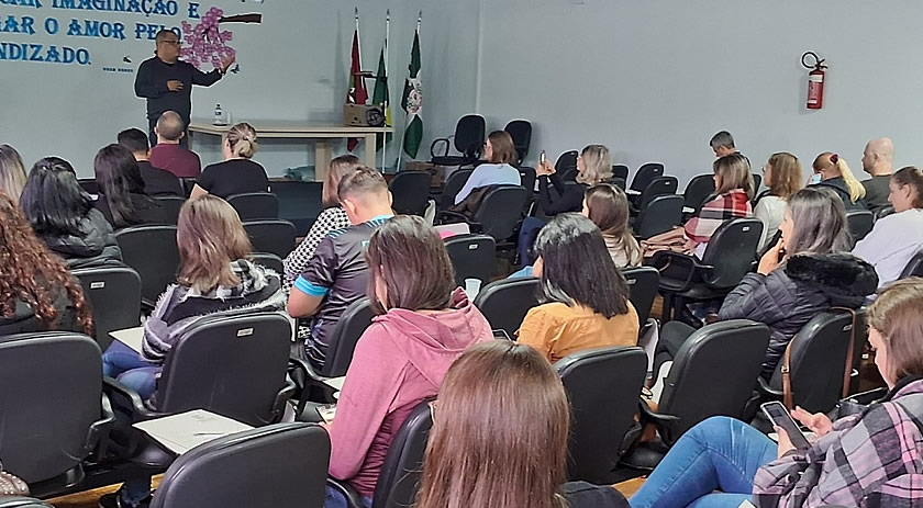 Educação oportuniza formação para profissionais