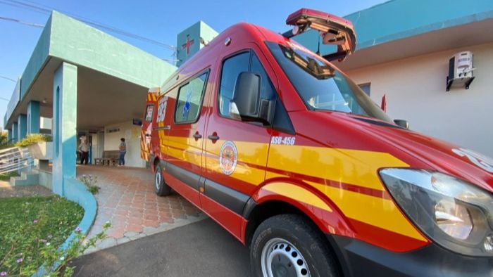 Bombeiros resgatam idoso após acidente em forca de metal no interior
