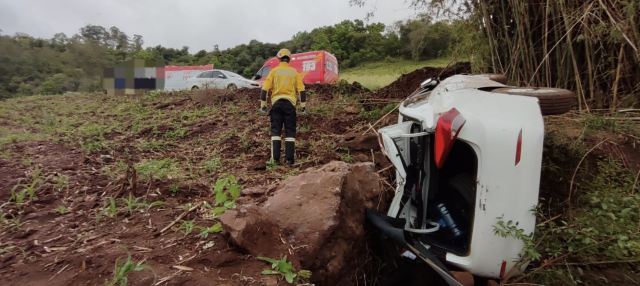 Jovem de 20 anos capota carro em estrada do interior