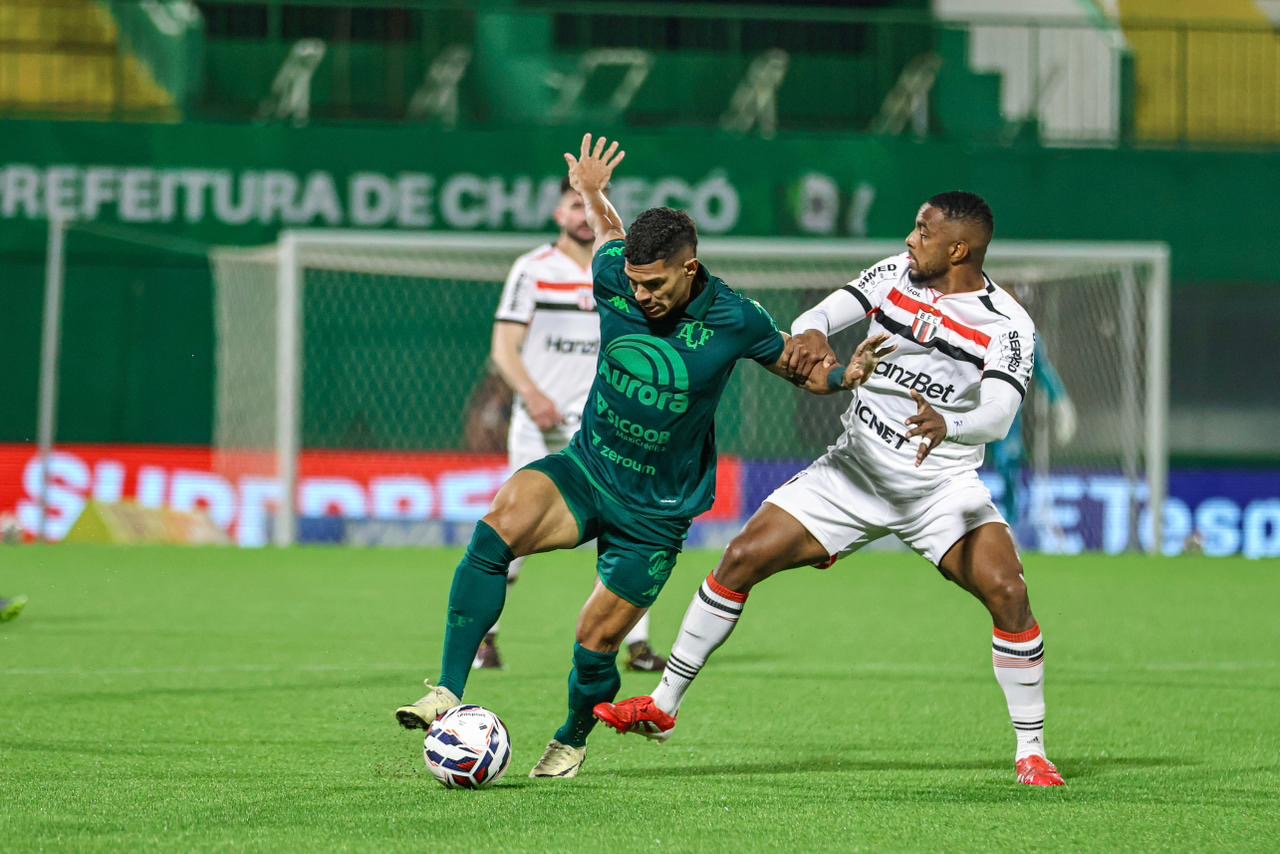 Chapecoense e Botafogo-SP empatam em jogo com gols no fim pela Série B