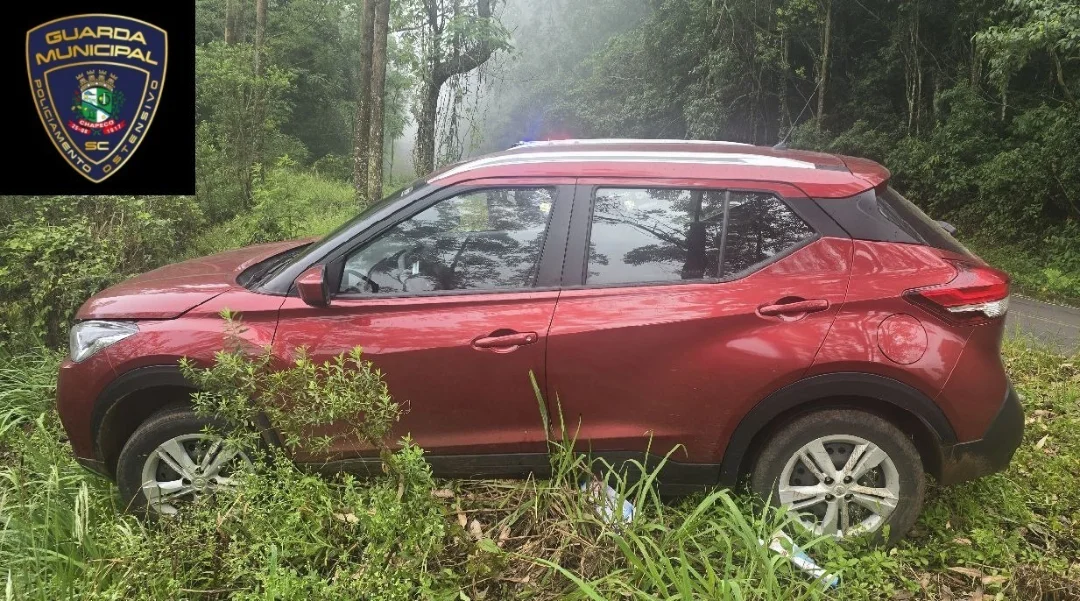 Veículo roubado em assalto é encontrado abandonado no interior
