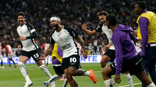 Com golaço de Memphis, Corinthians vence em Itaquera e encerra tabu no Majestoso