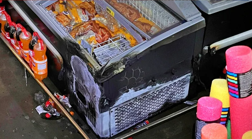 Incêndio atinge freezer de supermercado é rapidamente controlado pelos bombeiros