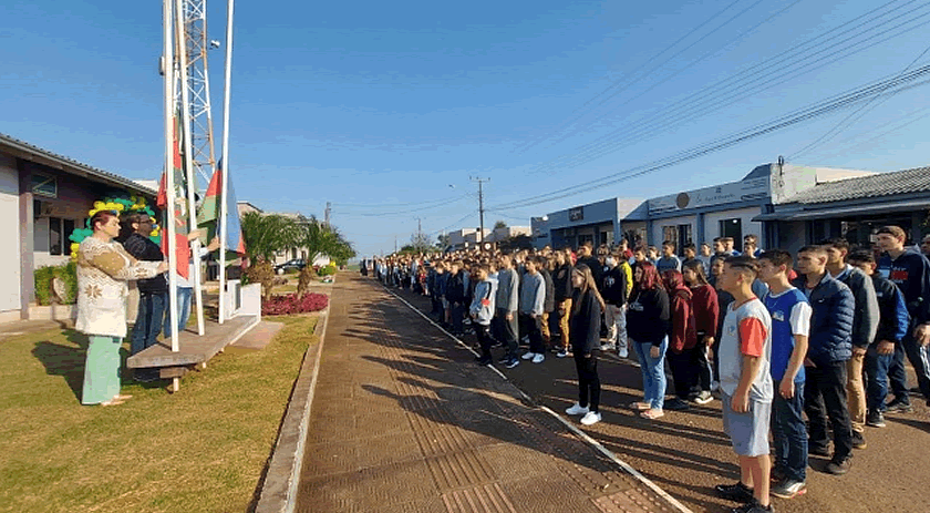 Apresentações escolares abrem Semana da Pátria de Belmonte