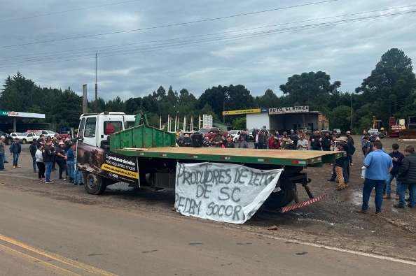 Produtores de leite de cidades do Oeste fazem manifestação em meio à crise no setor