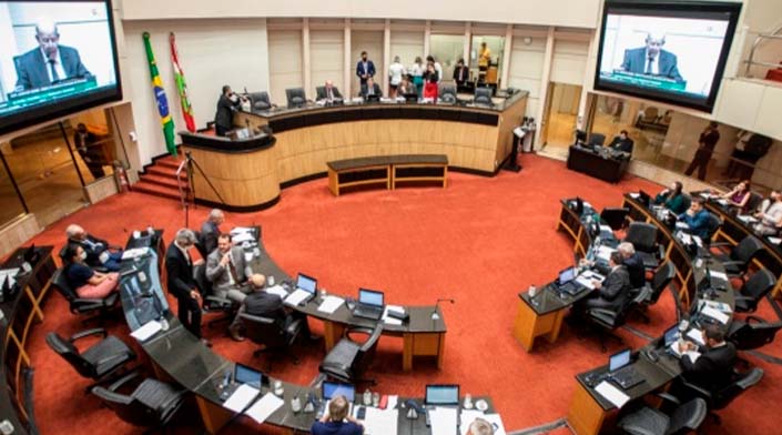 Por 28 votos a 7, plenário da Alesc aprova reajuste de salário do governador de SC