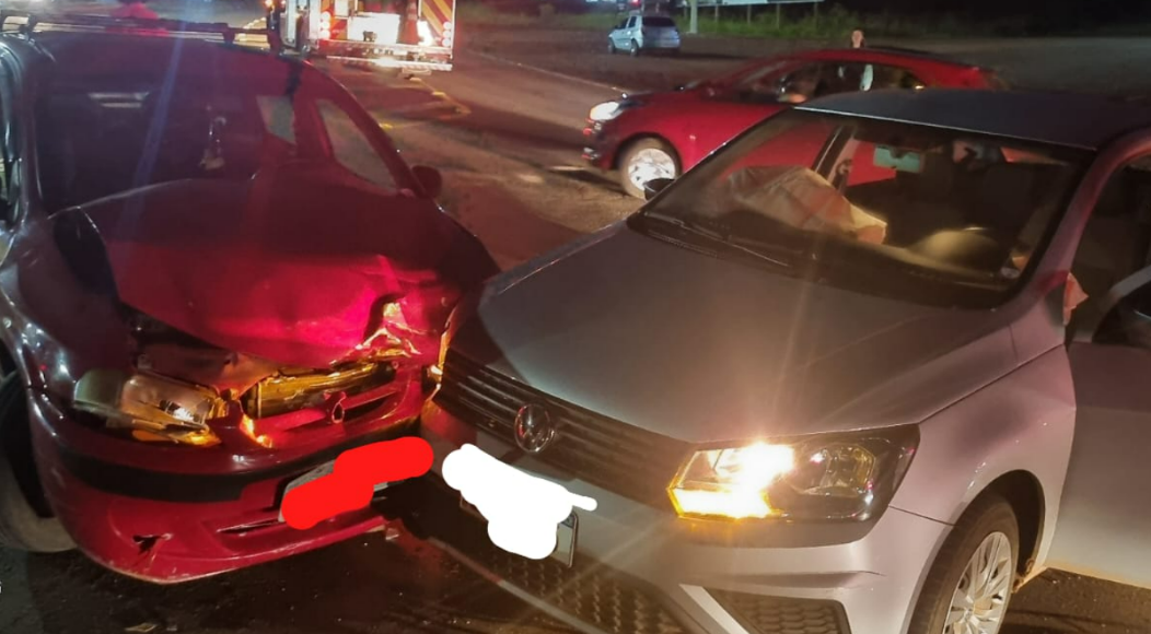 Colisão entre dois carros deixa três feridos na SC-163