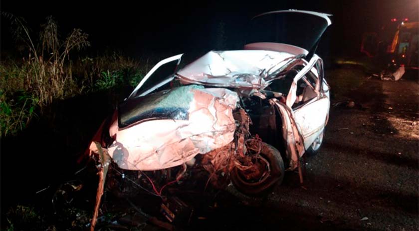 Quatro pessoas ficam presas às ferragens e duas delas morrem em grave acidente