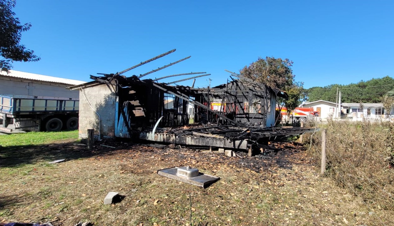 Mãe acorda com gritos de vizinhos e salva filhos de incêndio em residência