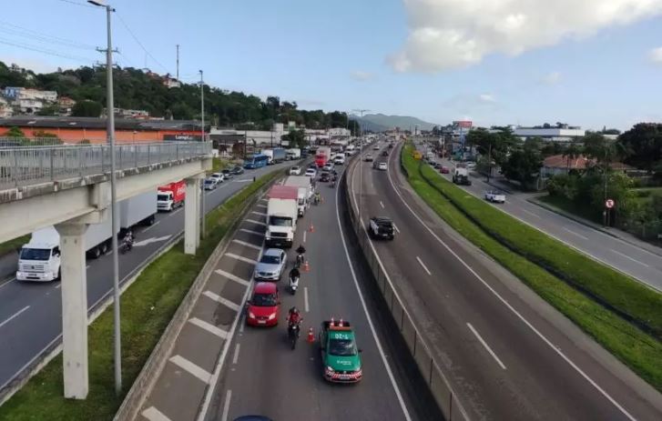 Mulher morre atropelada por caminhão na BR-101