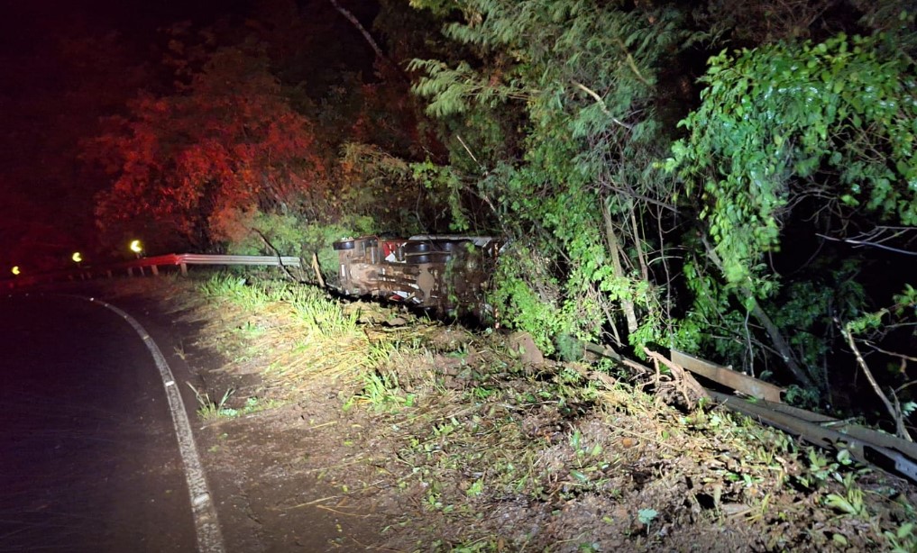 Caminhão sai da pista e tomba na SC-160, no Extremo-Oeste de SC