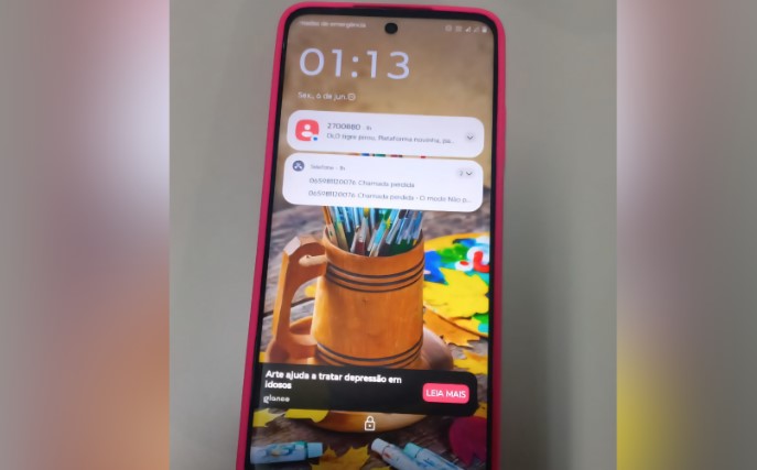 Mulher pede ajuda em residência e acaba furtando celular de moradora