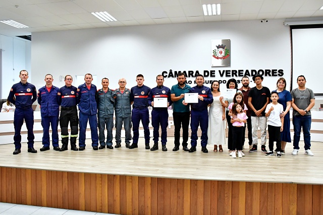 Câmara de São Miguel do Oeste homenageia bombeiro por salvar turista de afogamento em Bombinhas