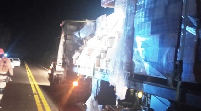 Carga de tijolo se desprende de carreta e atinge veículos de passeio