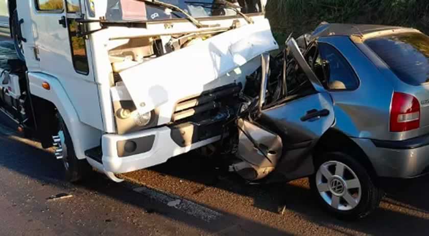 Carro vira ‘bola de metal’ e motorista morre em acidente com caminhão-guincho em SC