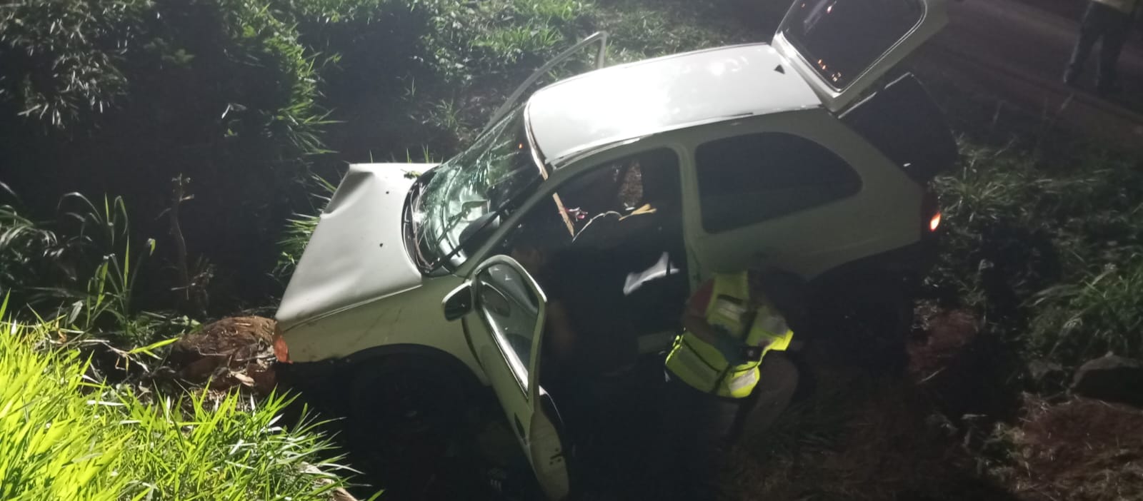 Saída de pista na BR-282 deixa duas pessoas feridas