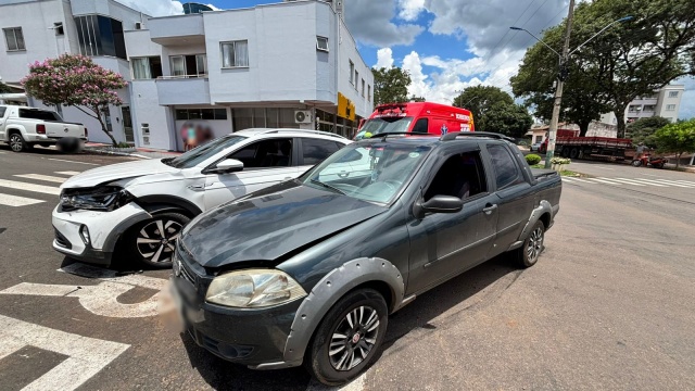 Colisão lateral entre carros mobiliza Corpo de Bombeiros e PM