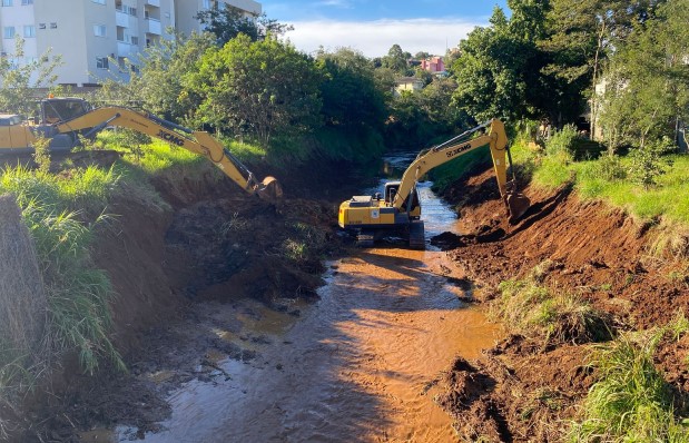 Mais de 250 cargas de material orgânico foram removidas de rio e afluentes em operação de desassoreamento