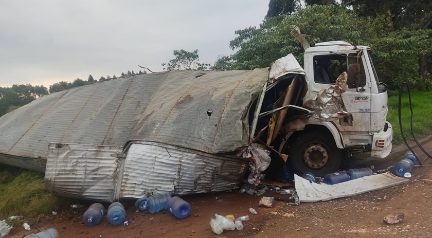 Condutor fica gravemente ferido após caminhão sair da pista na SC 161
