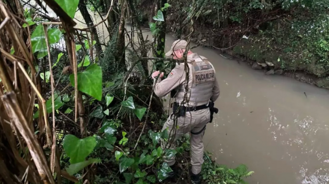 Ladrão é preso escondido em riacho 10 minutos após assalto em SC