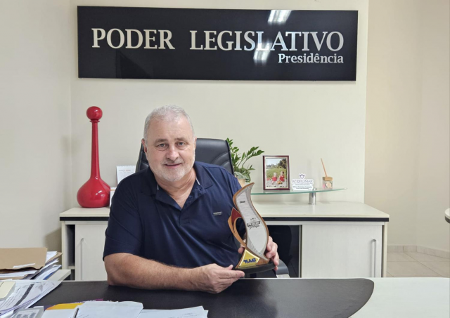 Presidente da Câmara Municipal, Gilmar Castanha, recebe Troféu Presidente Destaque 2025