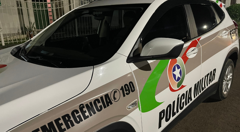 Jovem de 18 anos é pego sem habilitação e pilotando na contramão