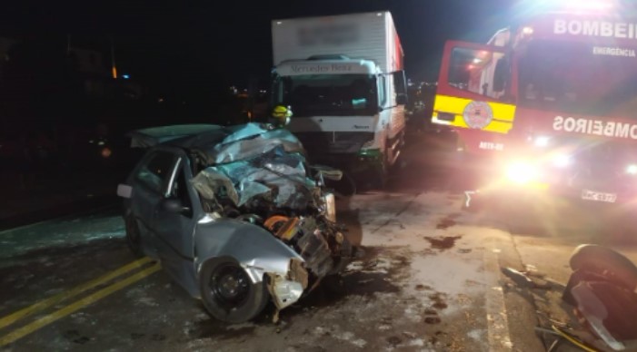 Jovem de 23 anos morre em batida frontal entre carro e caminhão na BR-282