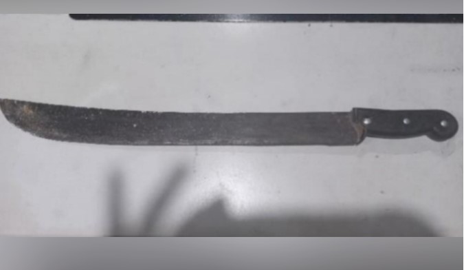 Homem é preso após brigar e ameaçar familiares com facão em SC