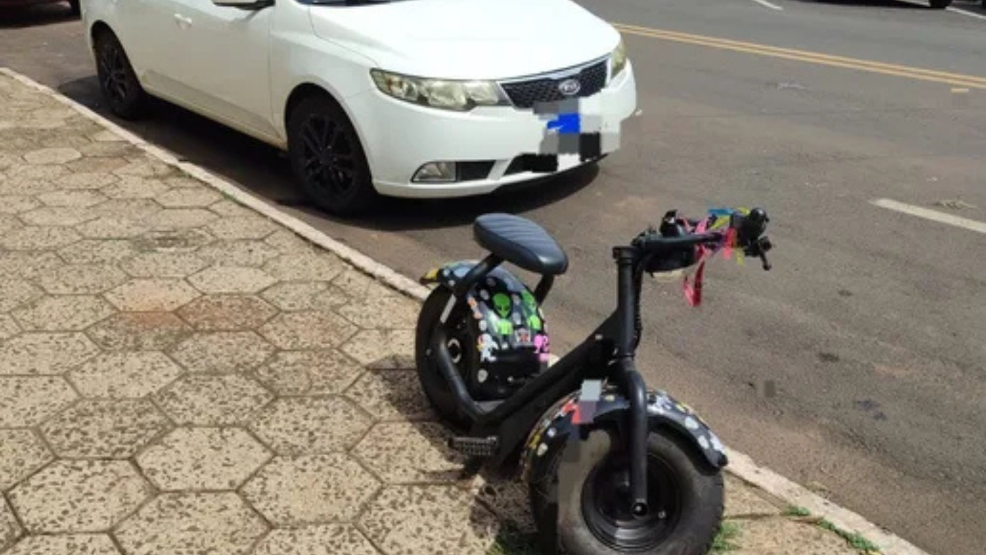 Ciclista bate em porta de carro aberta e fica ferido