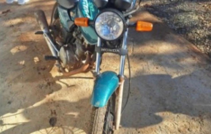 Polícia recupera moto furtada com adolescente
