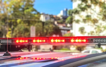 Mulher foge com filho no colo após ser agredida pelo companheiro embriagado