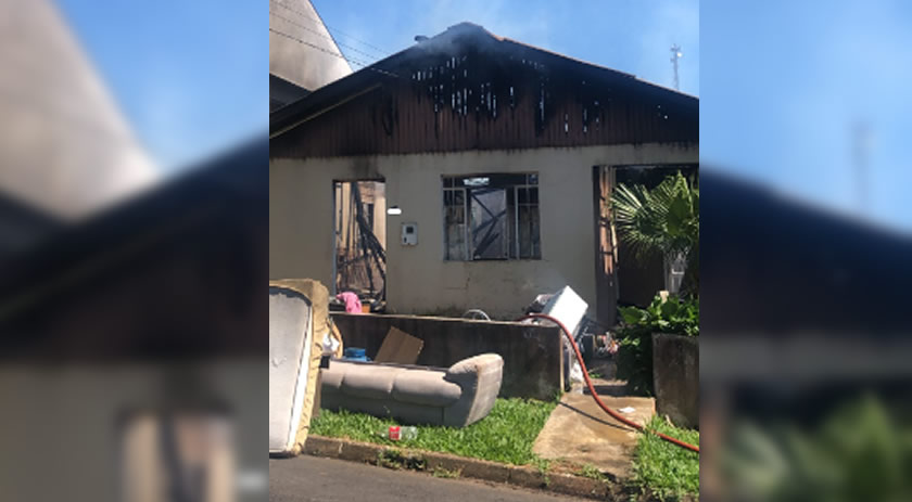 Incêndio devasta casa; moradores conseguem sair do local sem ferimentos