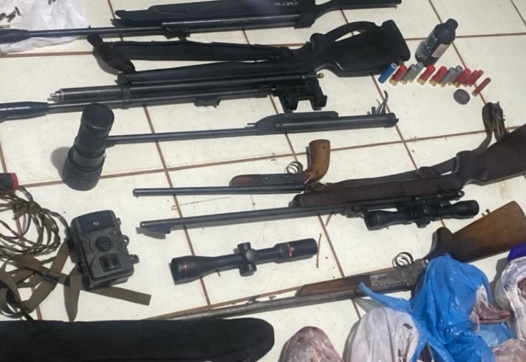 Polícia apreende carnes de caça, armas e munições durante fiscalização