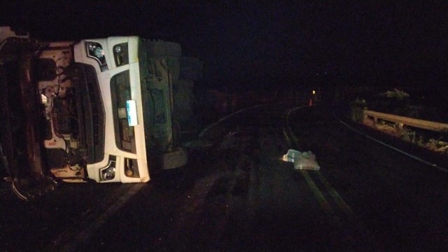 Tombamento de caminhão interdita SC-163 entre Descanso e Iporã do Oeste